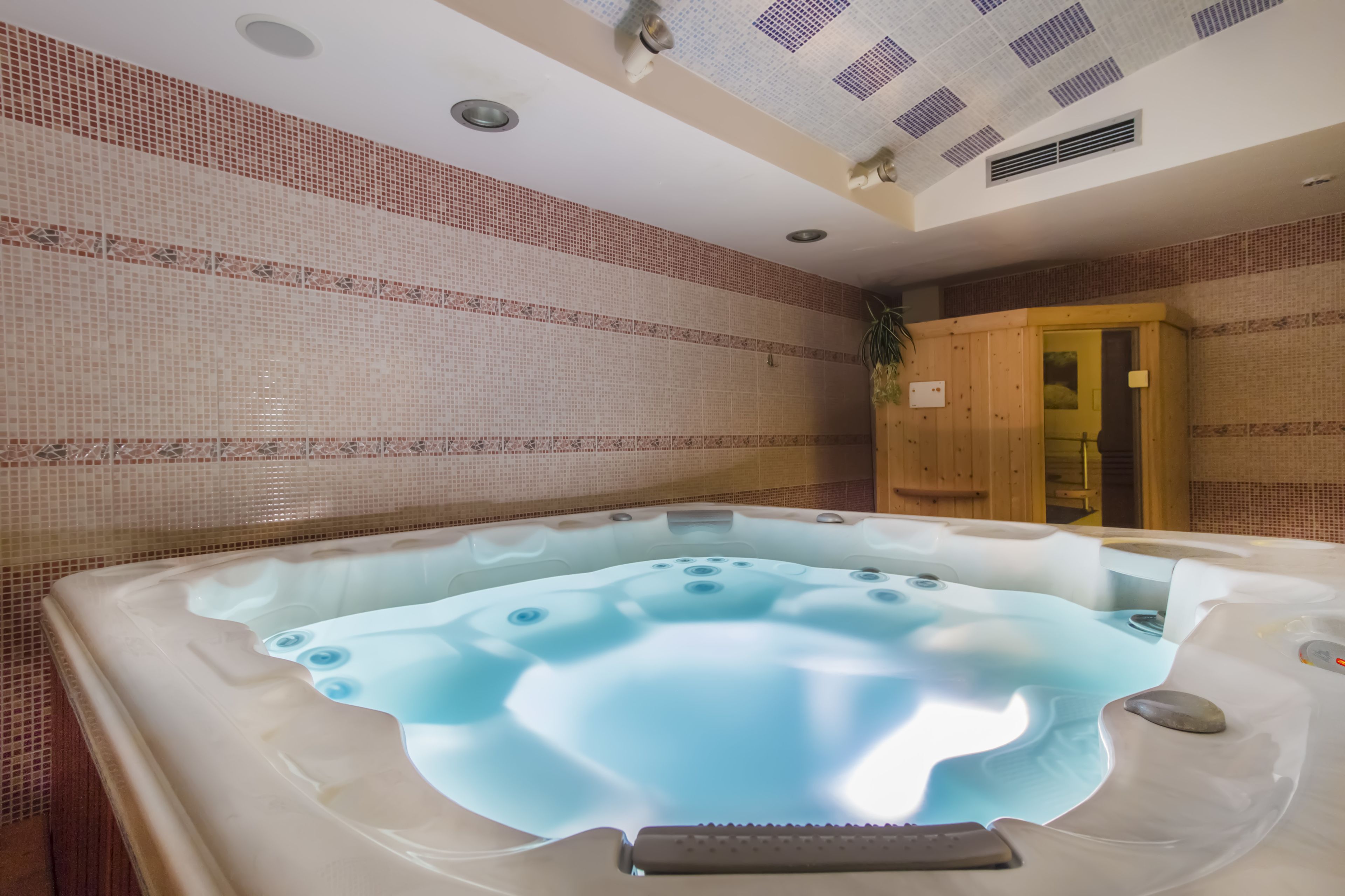 sports massages, 2 treatment rooms, massages