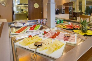 Desayuno completo gratuito y diario