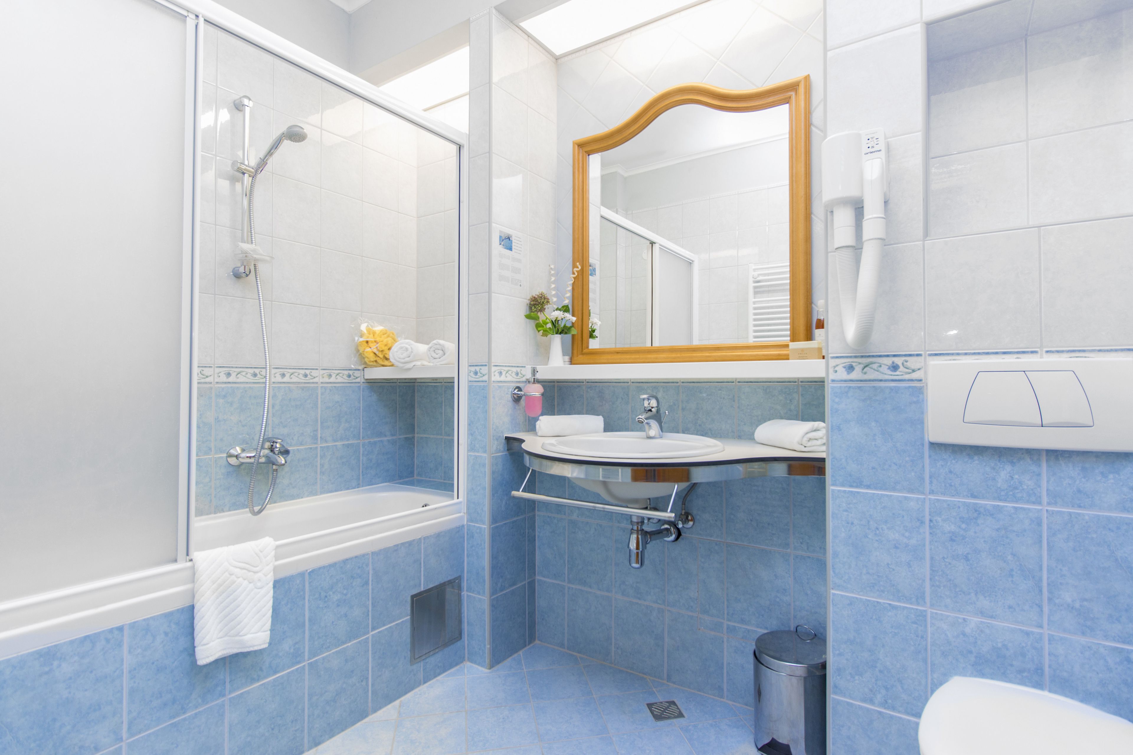 double room, balcony, sea view | bathroom | combined shower/bathtub, free toiletries, hair dryer, towels