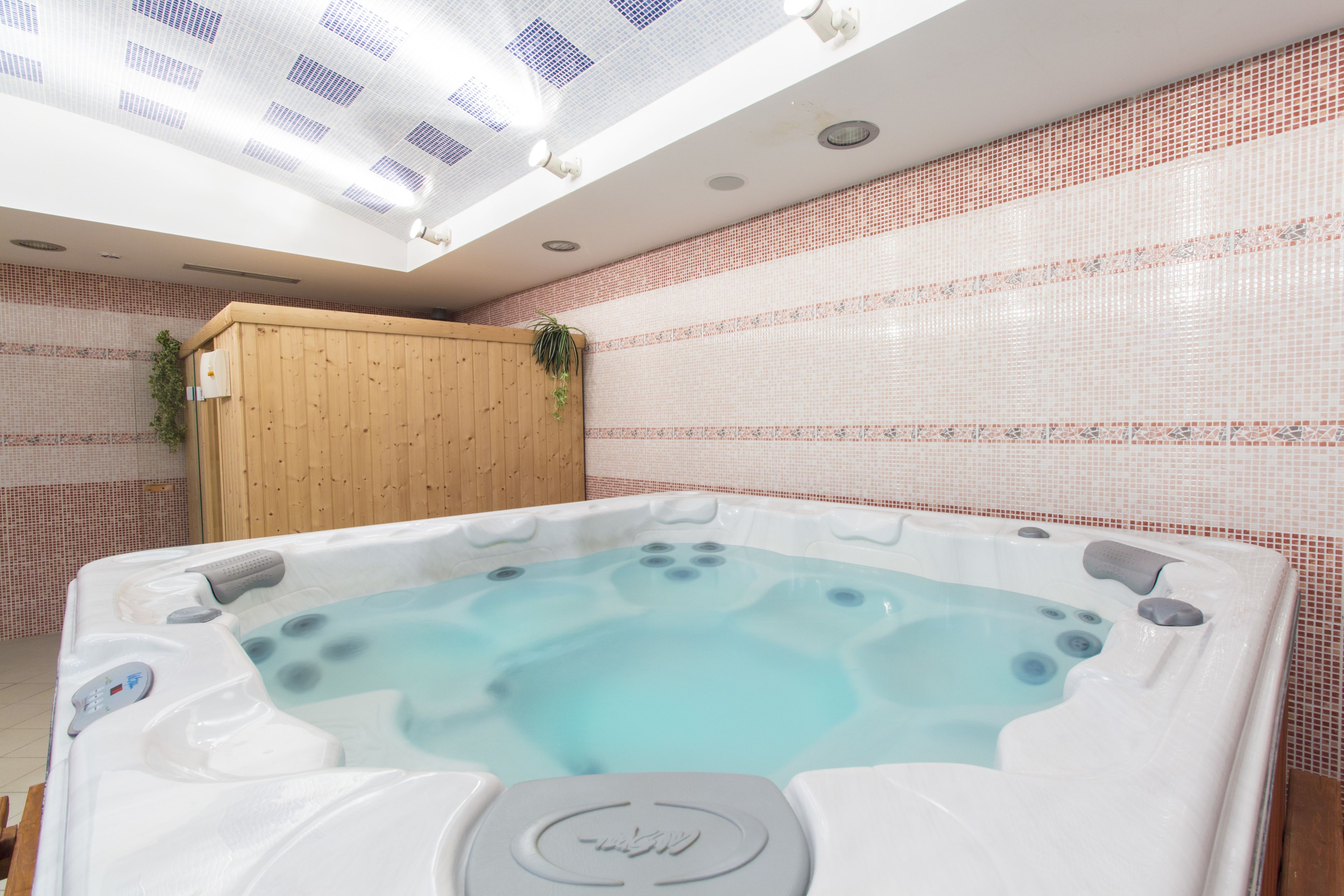 sports massages, 2 treatment rooms, massages