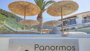 Naamplaatje voor Panormos Beach Hotel op Skopelos, opgericht in 1984.