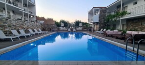 Piscina externa, guarda-sóis, espreguiçadeiras