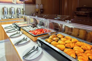 Un bufé con diversos alimentos y utensilios.