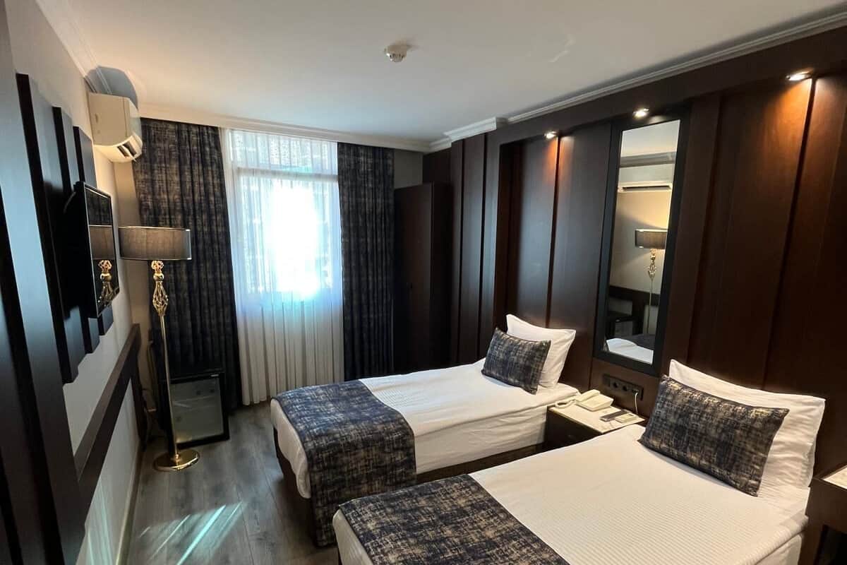 Singola Standard, 1 letto a una piazza e mezza | Minibar, con arredamento individuale, una scrivania, tende oscuranti