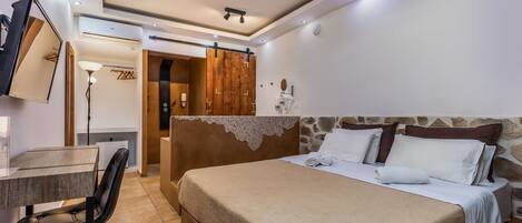 Una habitación de hotel moderna con una cama grande, un escritorio y una silla.