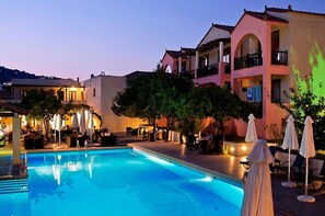 Seasonal outdoor pool, open 10:00 AM to 7:00 PM, pool umbrellas