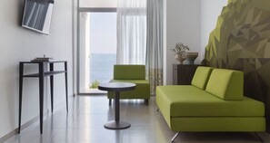 Tradisjonell studiosuite, balkong | Minibar, safe på rommet, individuelt dekorert og individuelt innredet