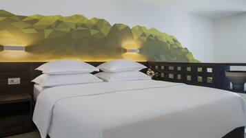 Un lit bien fait, avec du linge de lit blanc, une tête de lit en bois et un motif géométrique sur le mur derrière.