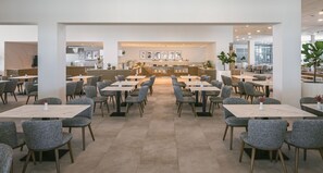 2 restaurants; breakfast, lunch, and dinner served