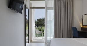 Standard double or twin room, balcony, park view | Minibar, in-room safe, individually decorated, individually furnished - Bluesun Hotel Alga (Tucepi)