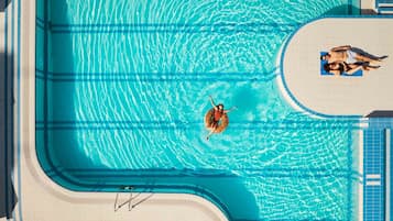 Piscine couverte, piscine extérieure, parasols de plage, chaises longues