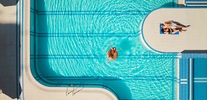 Kolam renang indoor dan kolam renang outdoor, dengan payung kolam renang