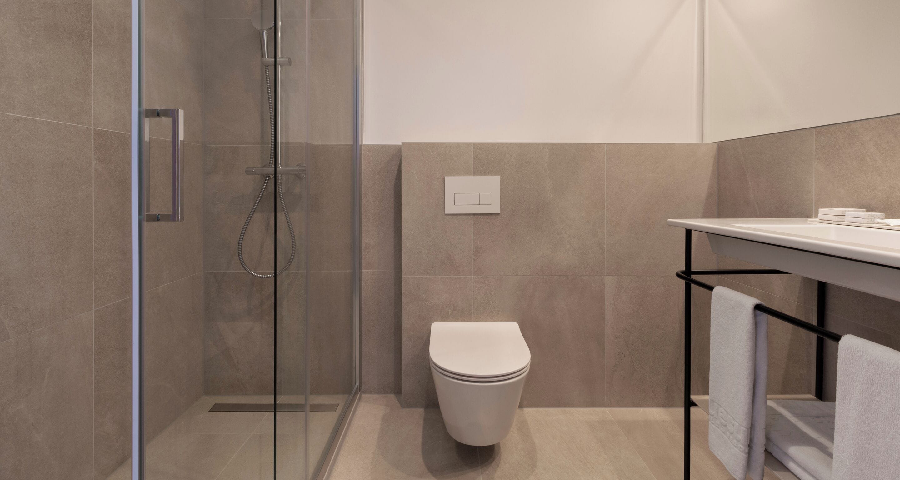 suite, balcony, partial sea view | bathroom shower