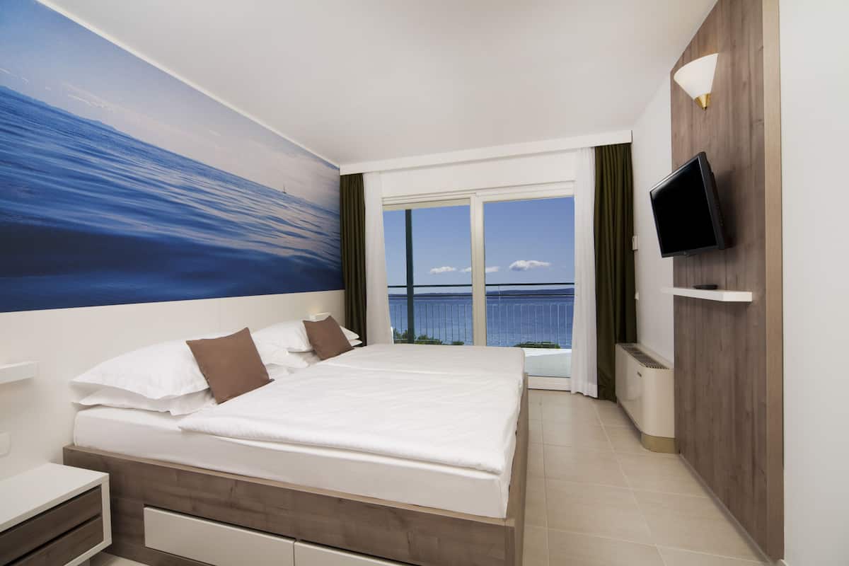 suite, balcony, partial sea view | room amenity