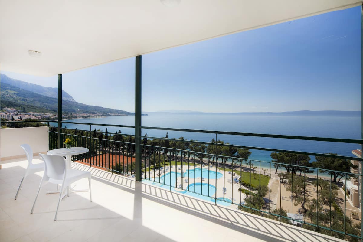 Suite, balcón, vistas parciales al mar | Balcón