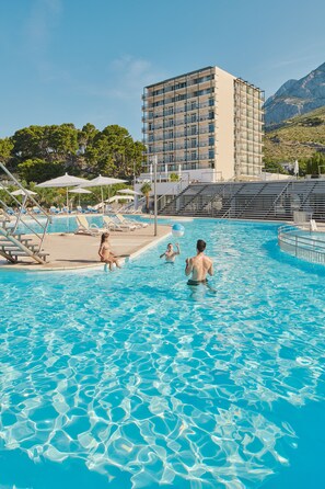 Outdoor pool, pool umbrellas, pool loungers - Bluesun Hotel Neptun (Tucepi)