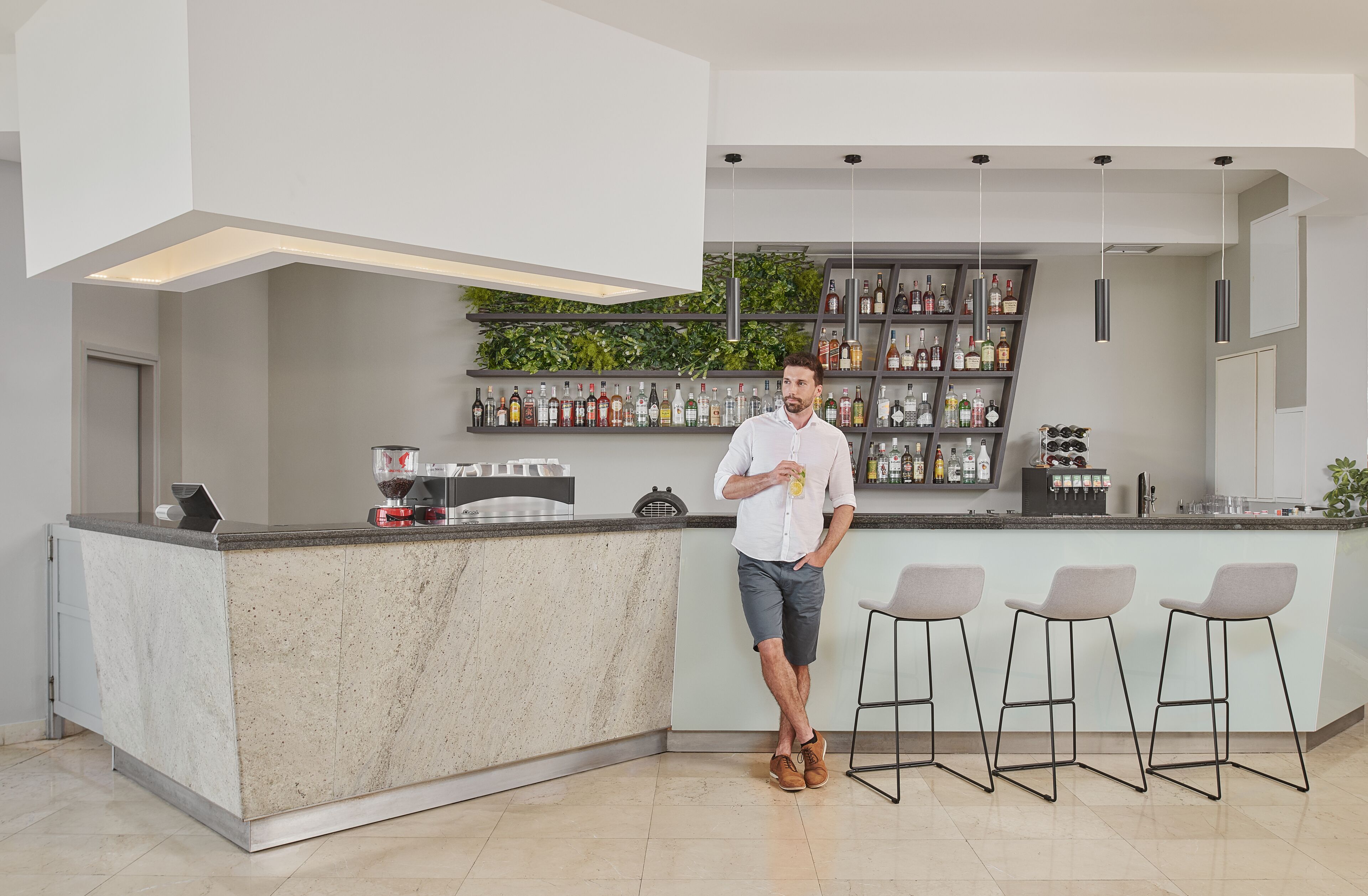 2 bars/lounges, lobby lounge