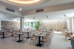 2 restaurants, breakfast served