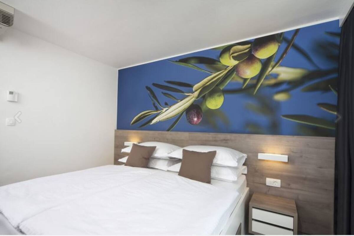 Hypo-allergenic bedding available, in-room safe, desk, blackout drapes