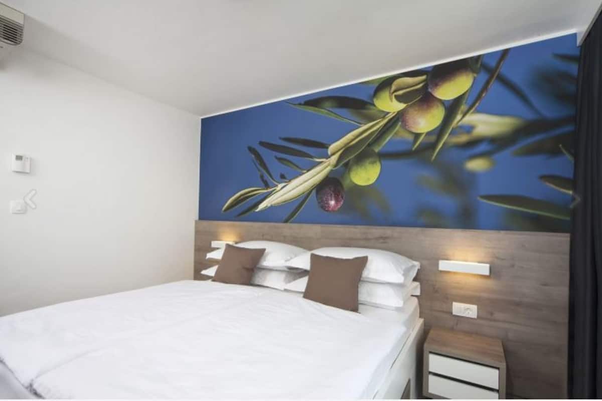 Hypo-allergenic bedding, in-room safe, desk, blackout curtains