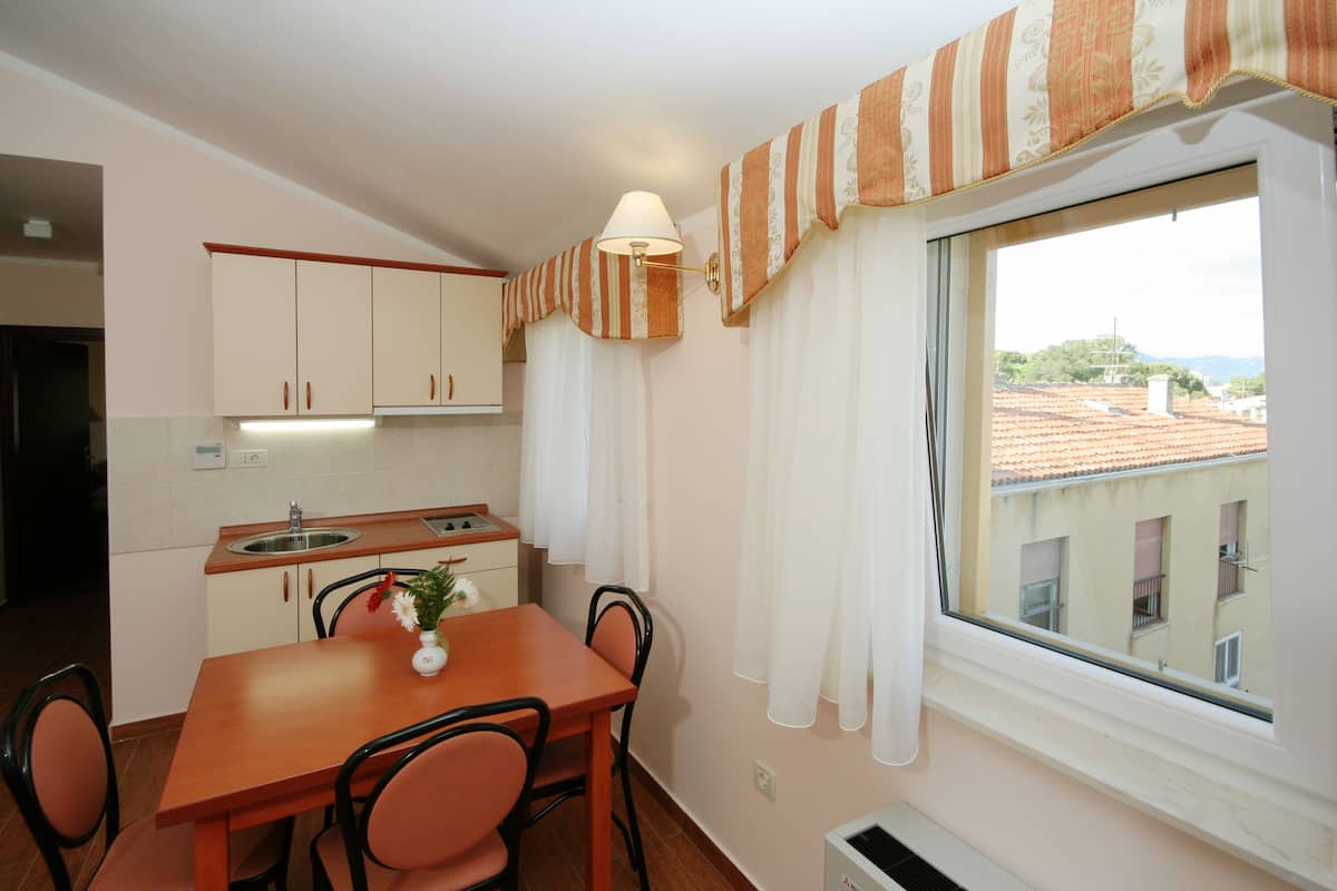 family room, sea view | private kitchenette | fridge, stovetop, cookware/dishes/utensils