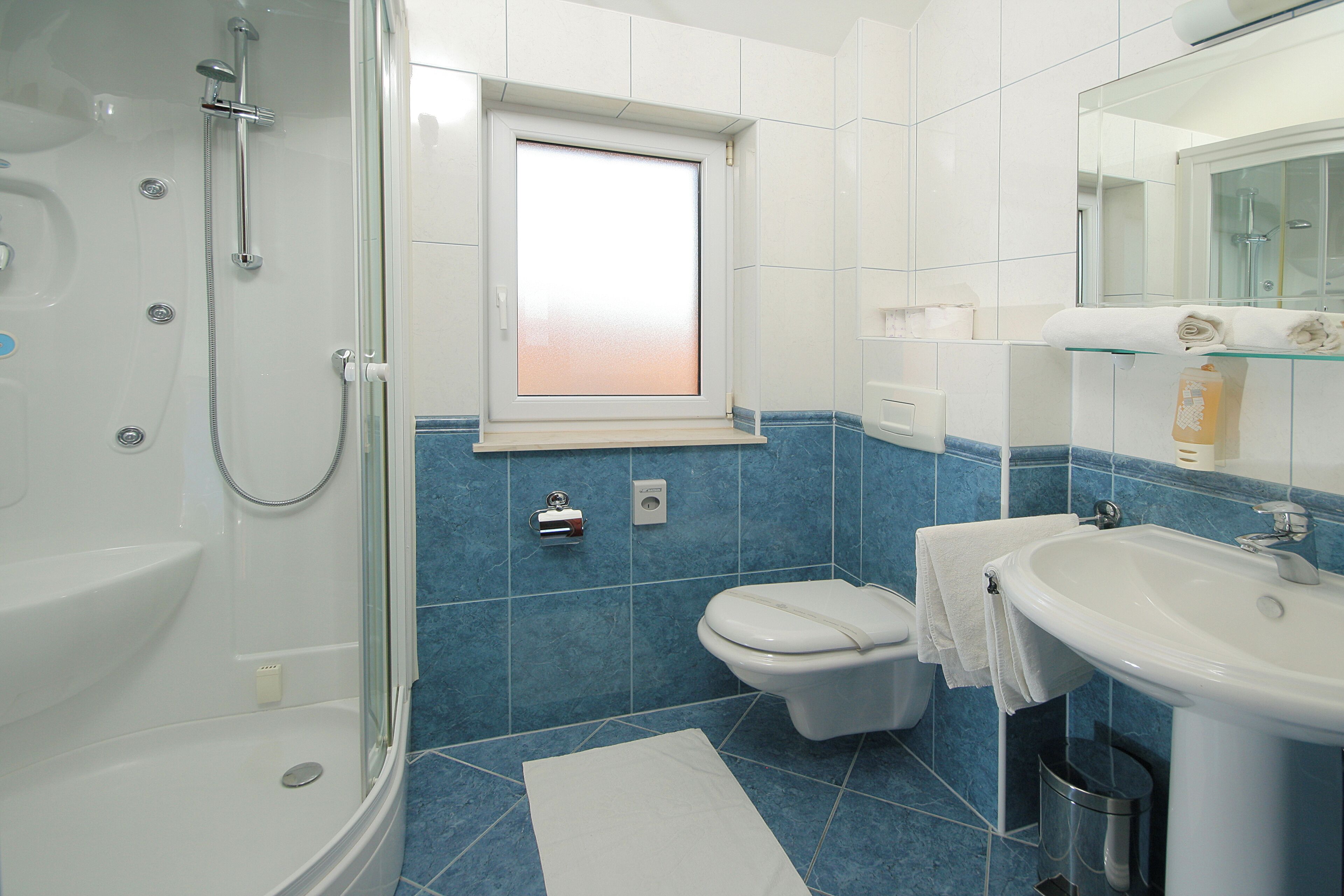 Un baño con bañera, inodoro y lavamanos.