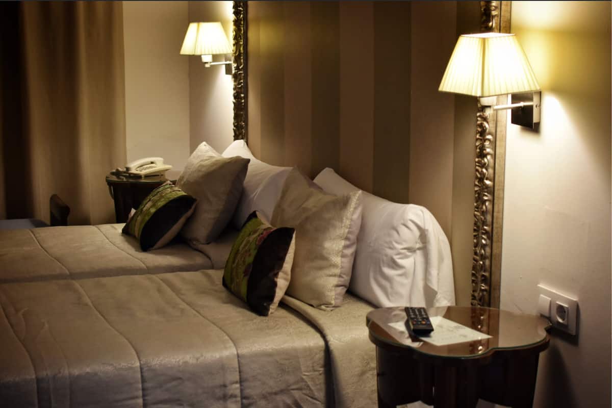 Ropa de cama de alta calidad y caja de seguridad en la habitación