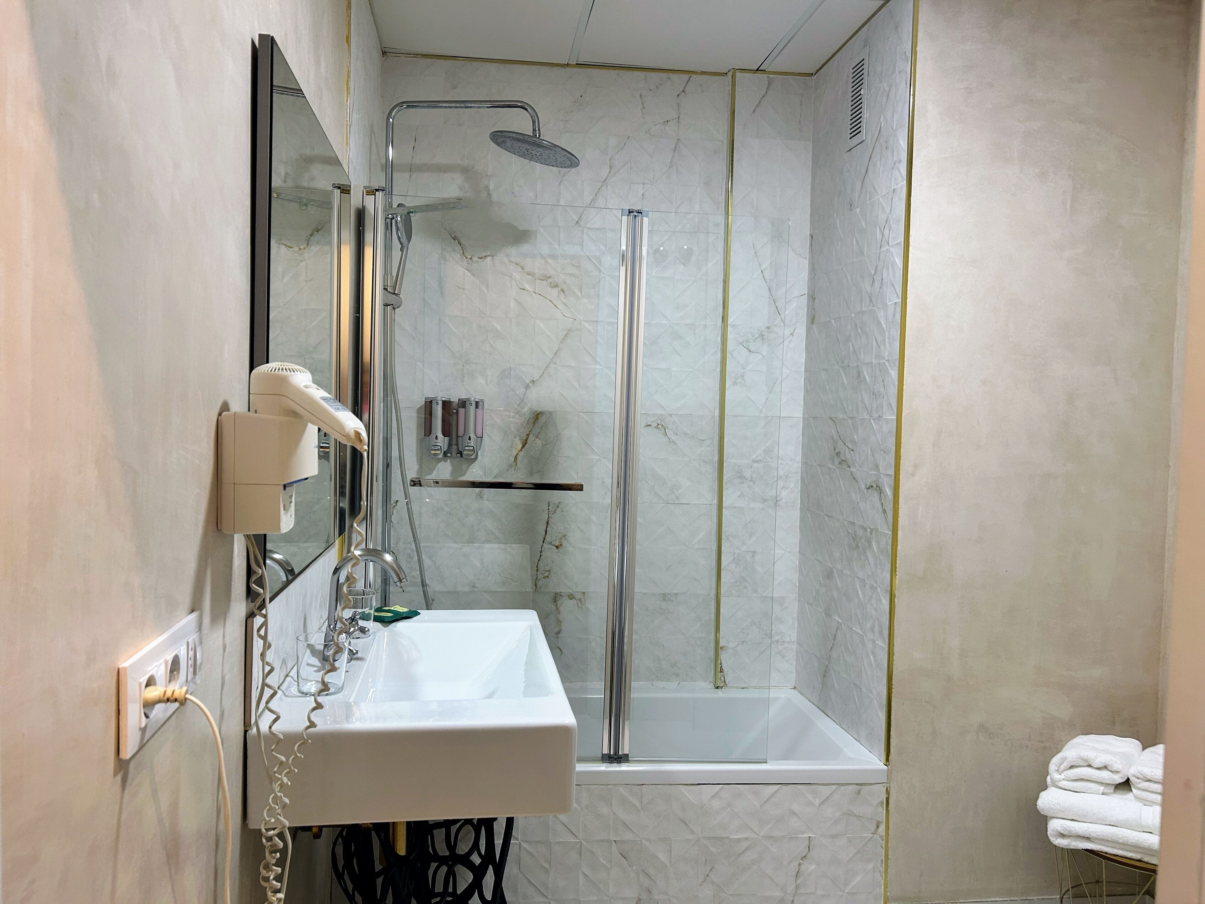 triple room (with extra bed) | bathroom | free toiletries, hair dryer, bidet, towels