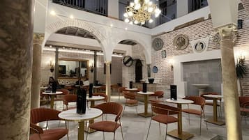 S'hi serveixen plats de cuina regional