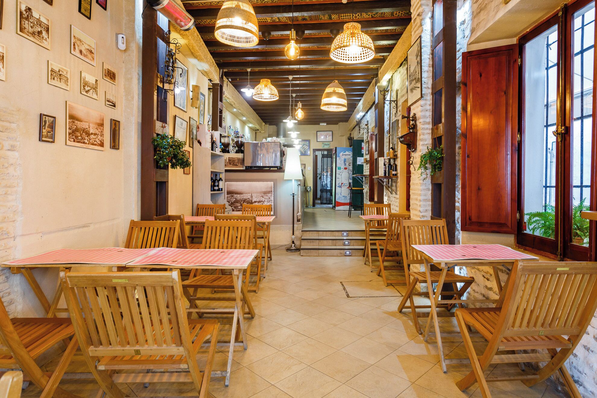 Daily continental breakfast (EUR 15 per person)