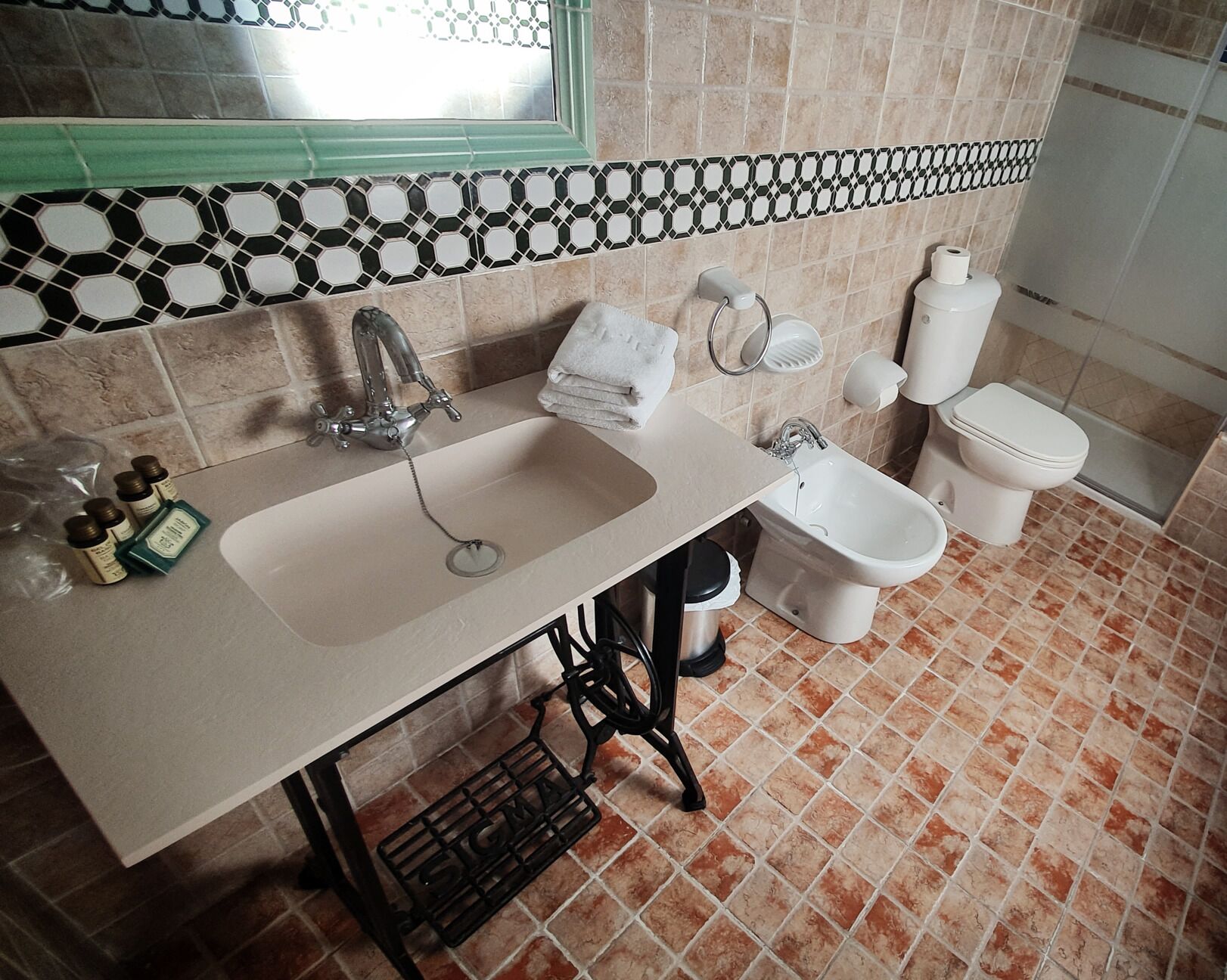 triple room (with extra bed) | bathroom | free toiletries, hair dryer, bidet, towels