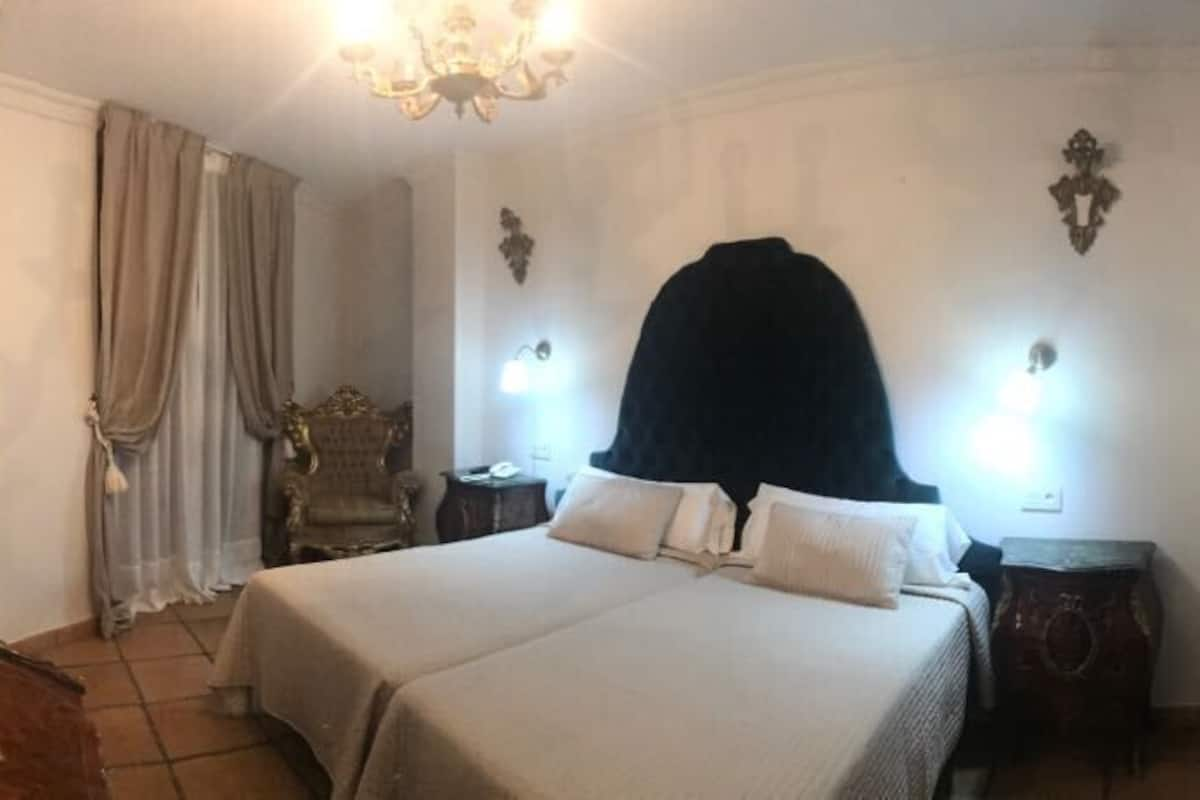 Suite Deluxe, balcone, vista città | Biancheria da letto di alta qualità, una cassaforte in camera