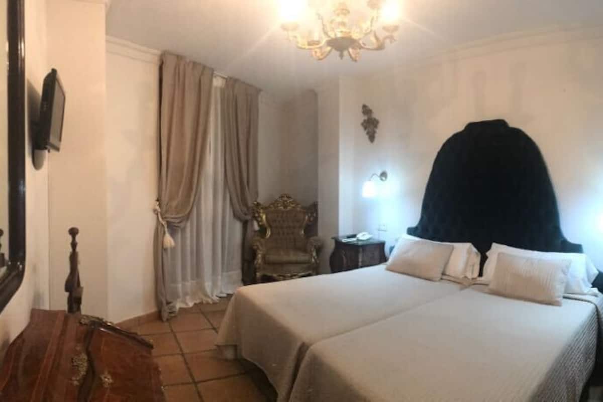 Suite Deluxe, balcón, vista a la ciudad | Ropa de cama de alta calidad y caja de seguridad en la habitación