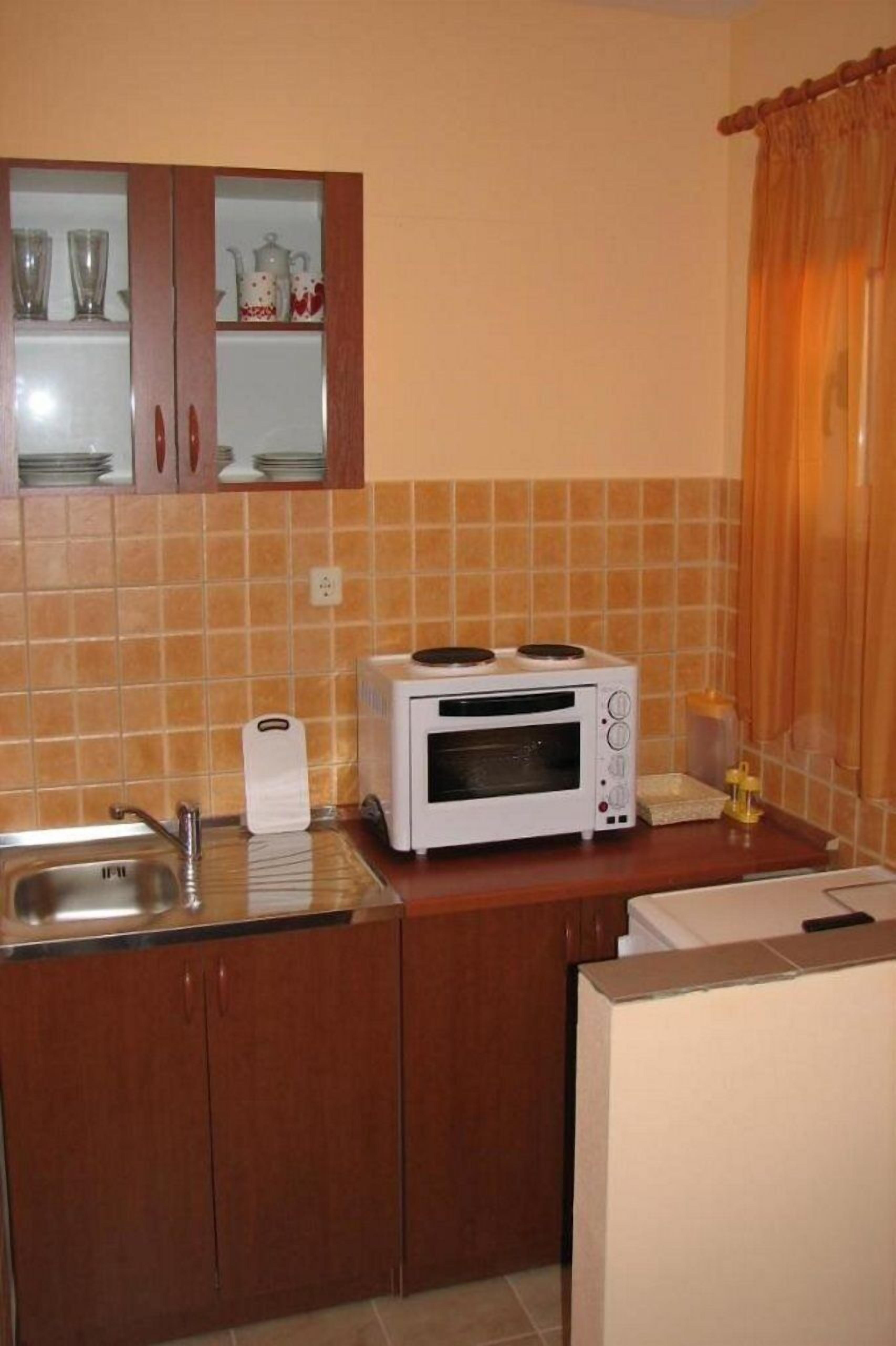 Fridge, cookware/dishes/utensils