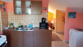 Réfrigérateur, batterie de cuisine, vaisselle et ustensiles