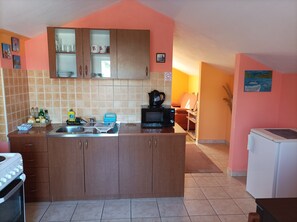 Fridge, cookware/dishes/utensils