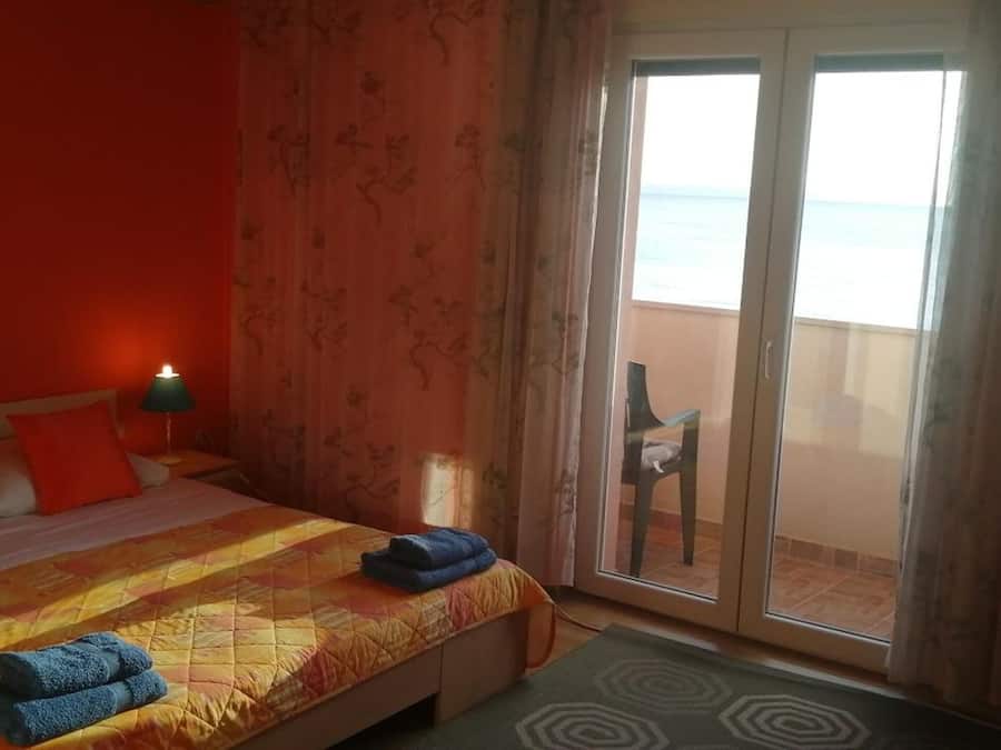 Lydisolert, strykejern/-brett og wi-fi (inkludert)