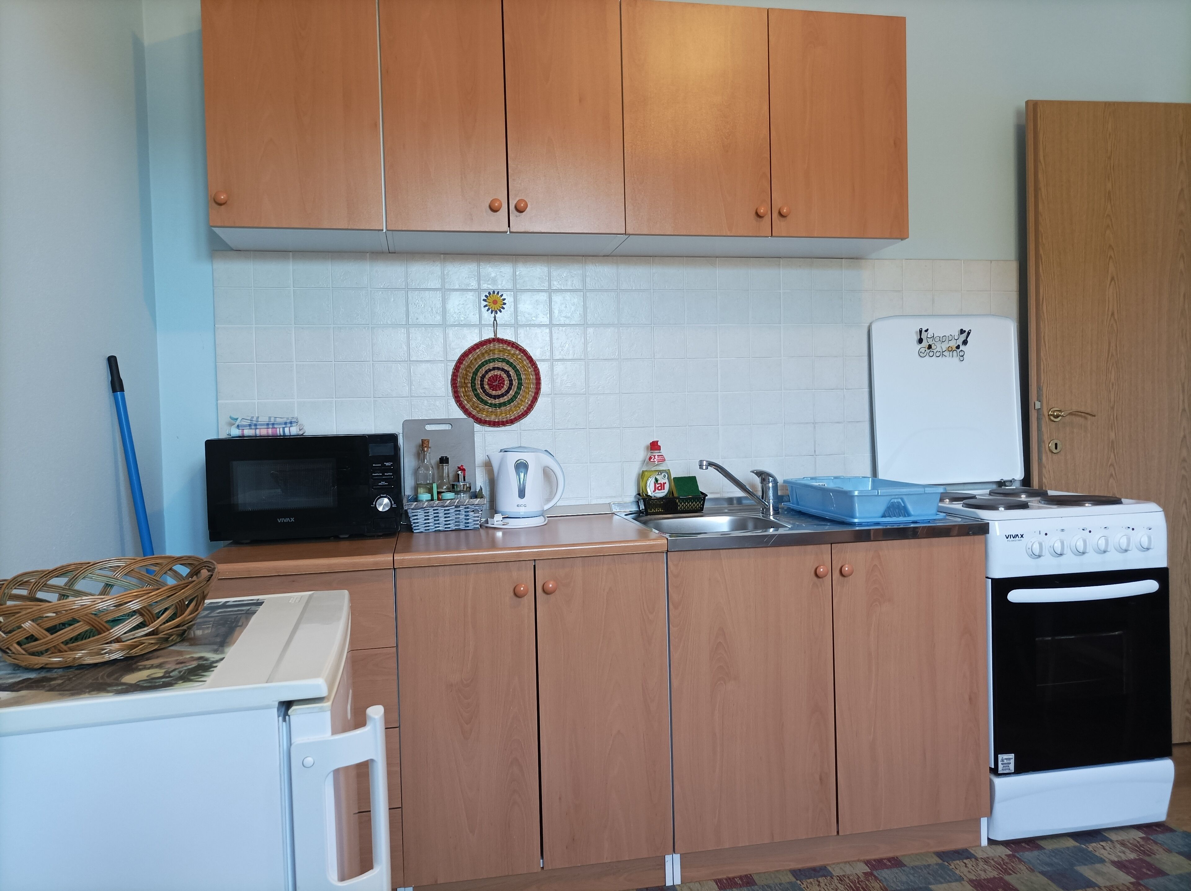 Køleskab, køkkentøj/tallerkener/redskaber