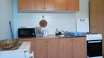 Fridge, cookware/dishes/utensils