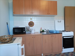 Réfrigérateur, batterie de cuisine, vaisselle et ustensiles