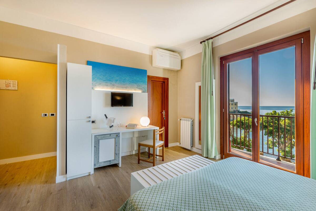 1 bedroom, egyptian cotton sheets, select comfort beds, in-room safe