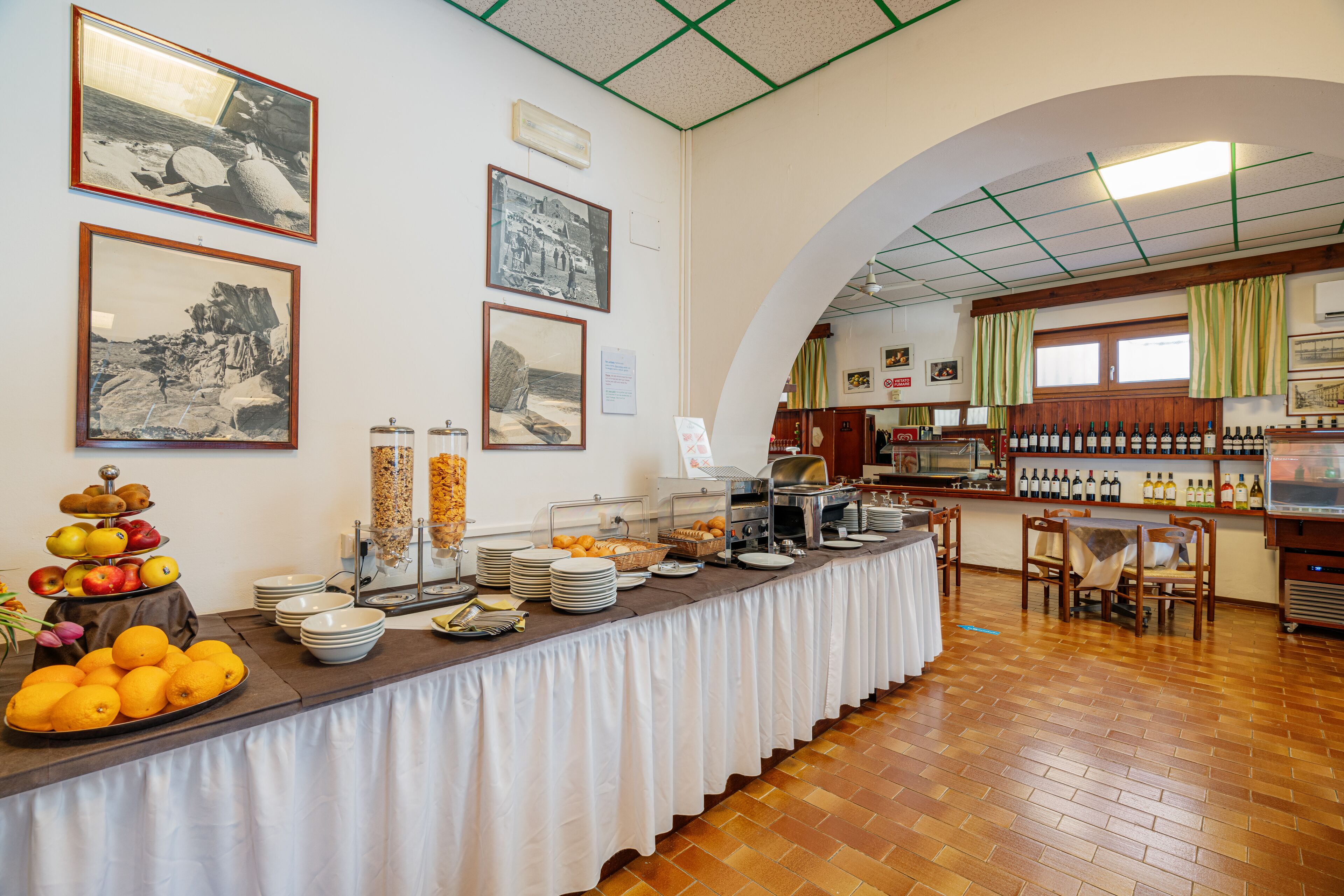 Ein reichhaltiges Buffet mit verschiedenen Speisen und einer Auswahl an Weinen.