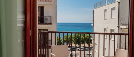 Habitación triple clĆ”sica, vista al jardĆn | Balcón