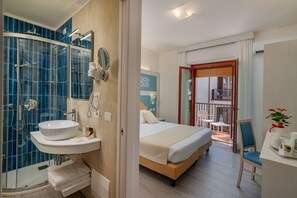 Superior Double or Twin Room, Garden View | Bathroom | Shower, rainfall showerhead, free toiletries, hair dryer - Hotel El Balear (Alghero)