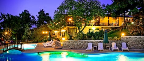 Piscine extérieure, parasols de plage, chaises longues