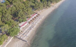 Pantai pribadi dan rumah kecil pinggir pantai gratis