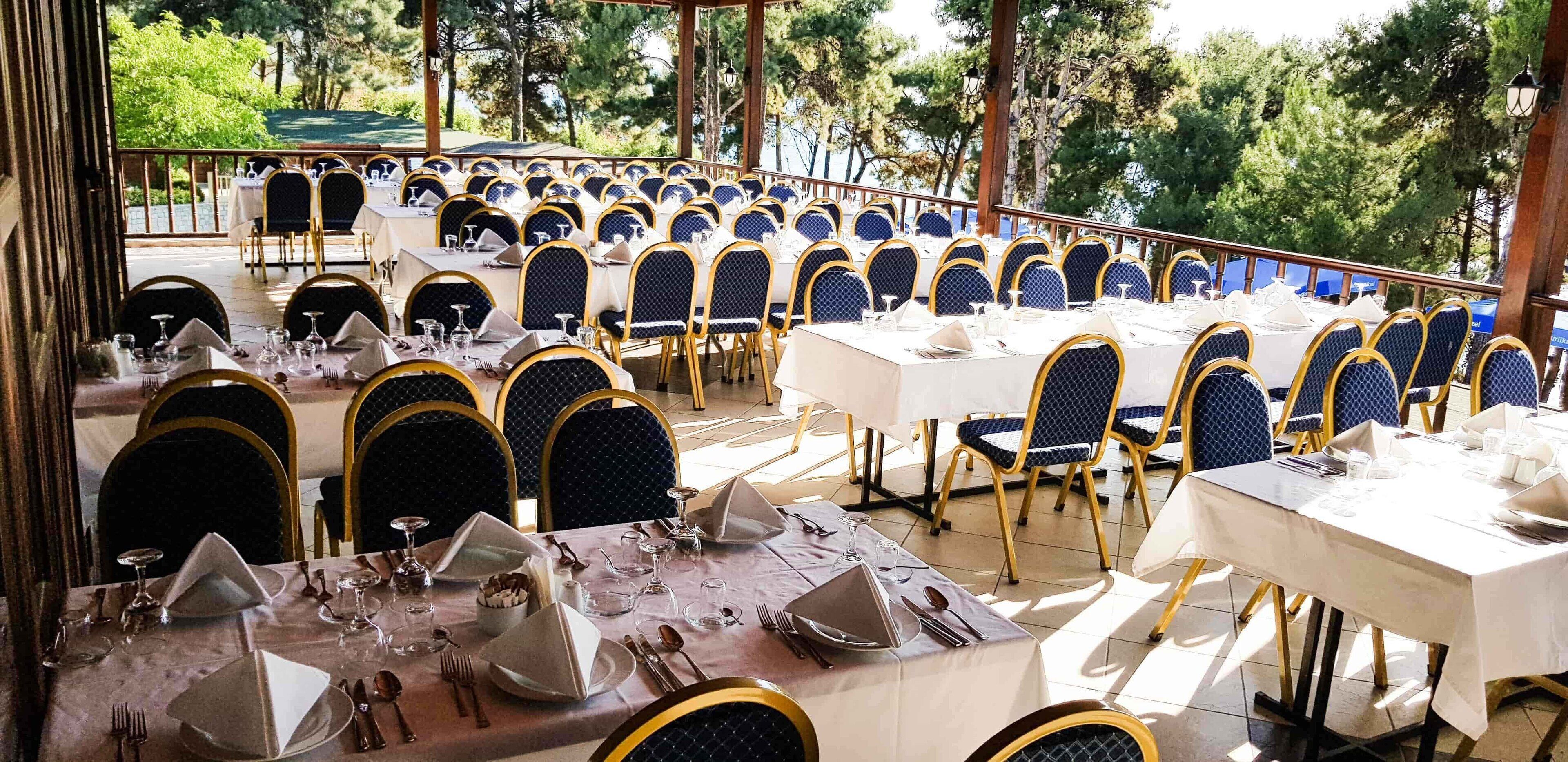 2 nhà hàng, phục vụ bữa sáng, bữa trưa, món ăn mang phong cách quốc tế 