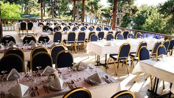 2 restaurantes, se sirven desayunos, comidas y cocina internacional