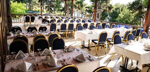 2 restaurants, spécialités Cuisine internationale