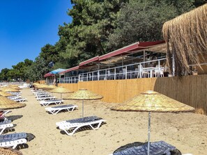 Plage privée, cabines gratuites, navette pour la plage, chaises longues